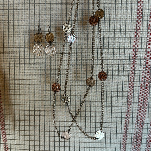 Set of earrings with matching necklace. Lots listed, bundle and save!! - Picture 1 of 4